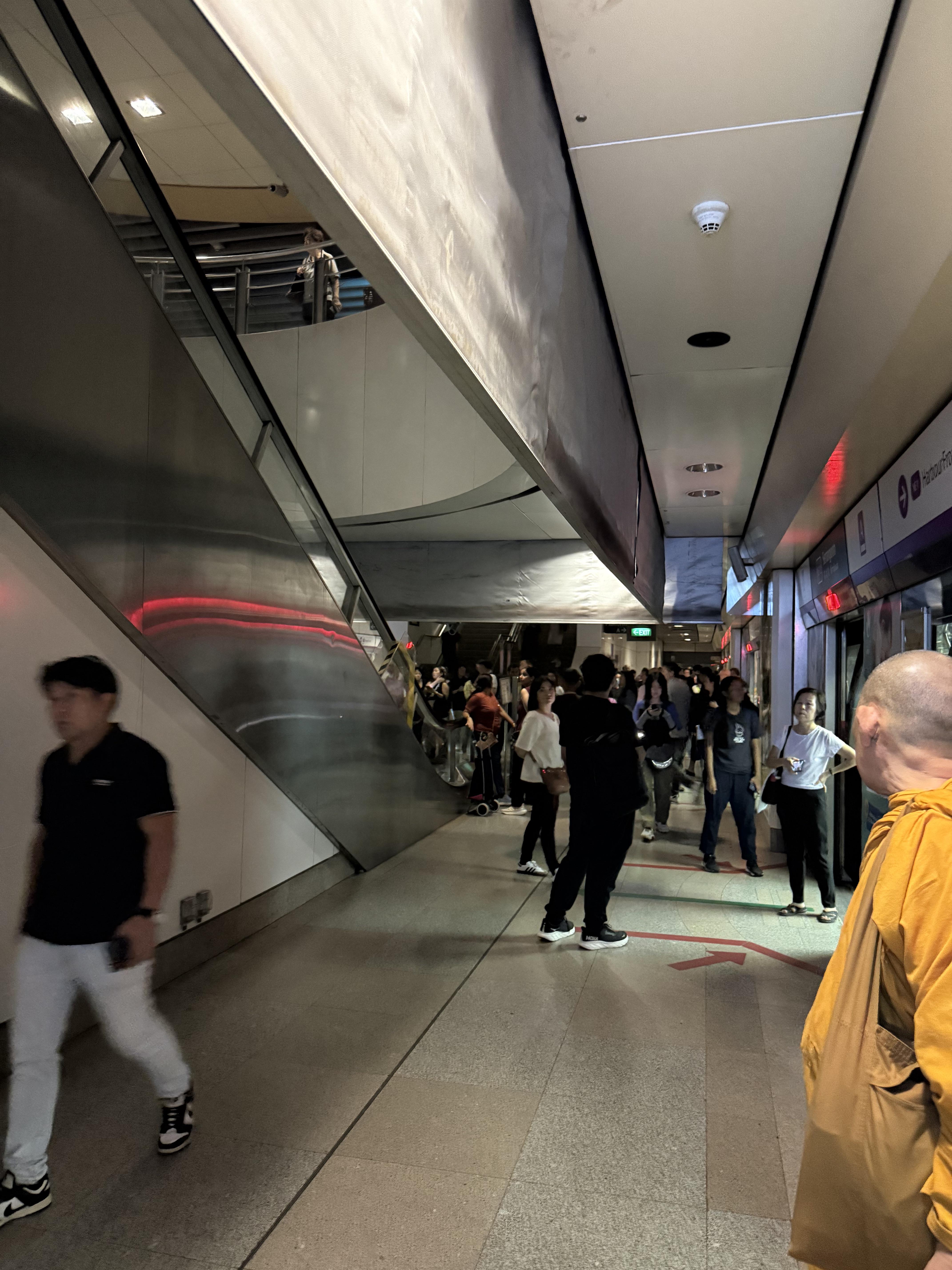 Power trip at Serangoon MRT, currently no train service on NEL on both directions