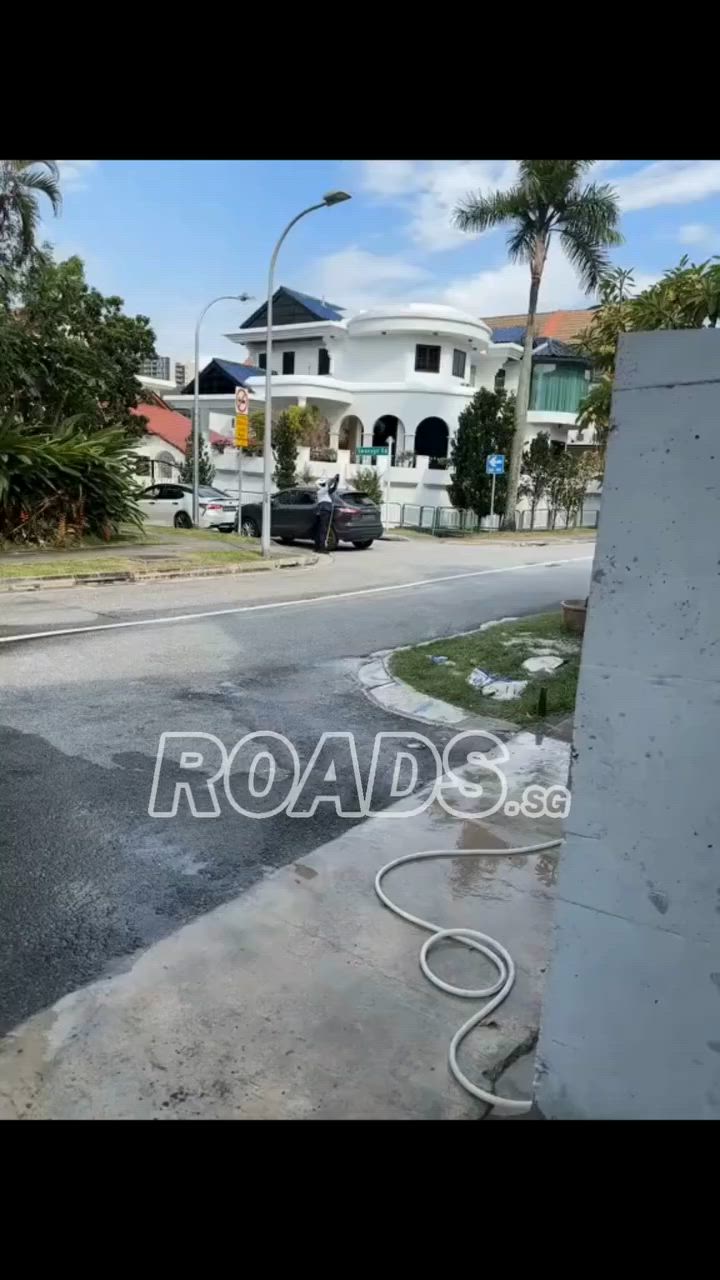 LTA officer ensuring that the vehicle indeed requires a summon before issuing the ticket